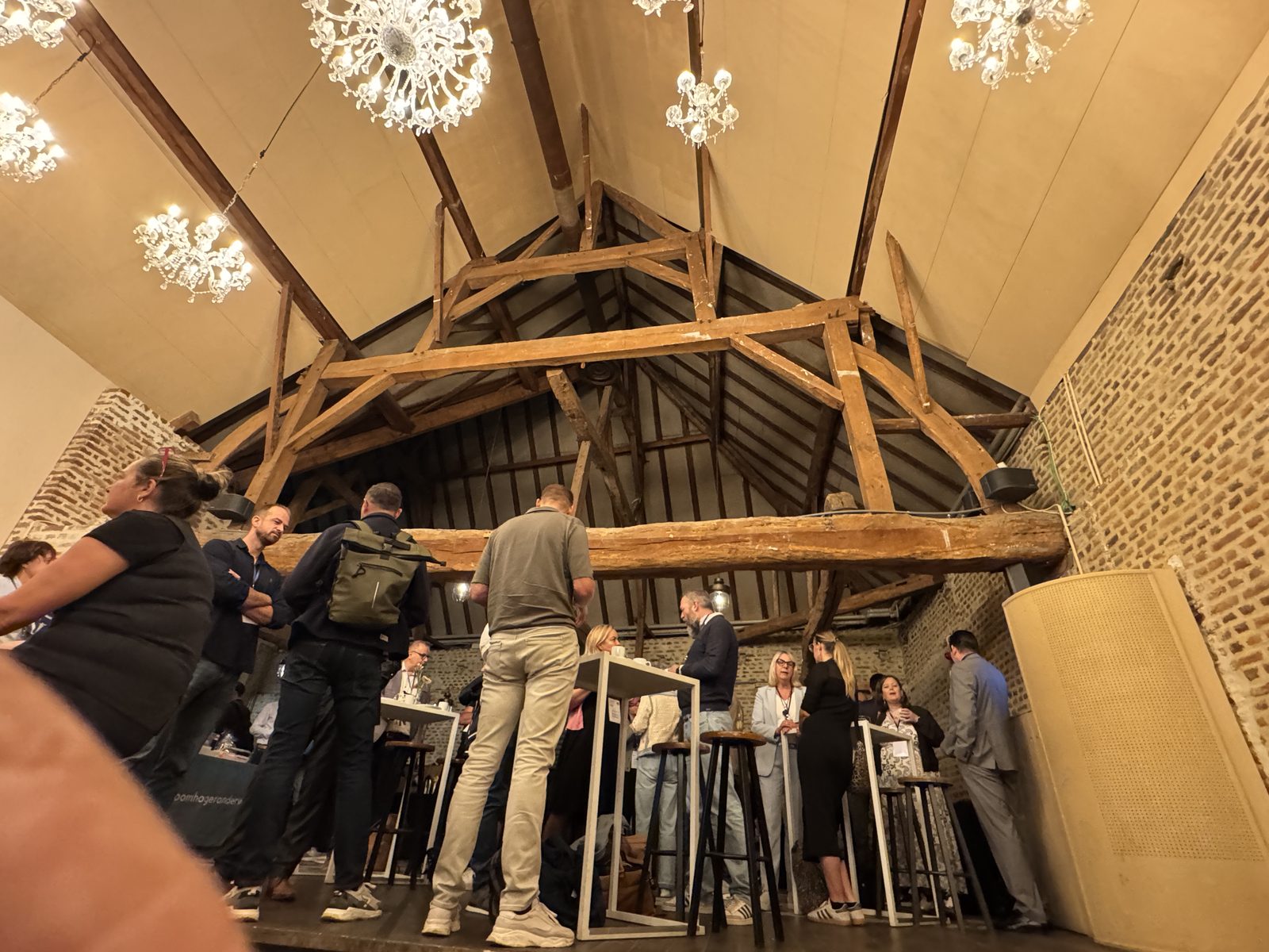 Statafels in de Burchtzaal tijdens de inloop