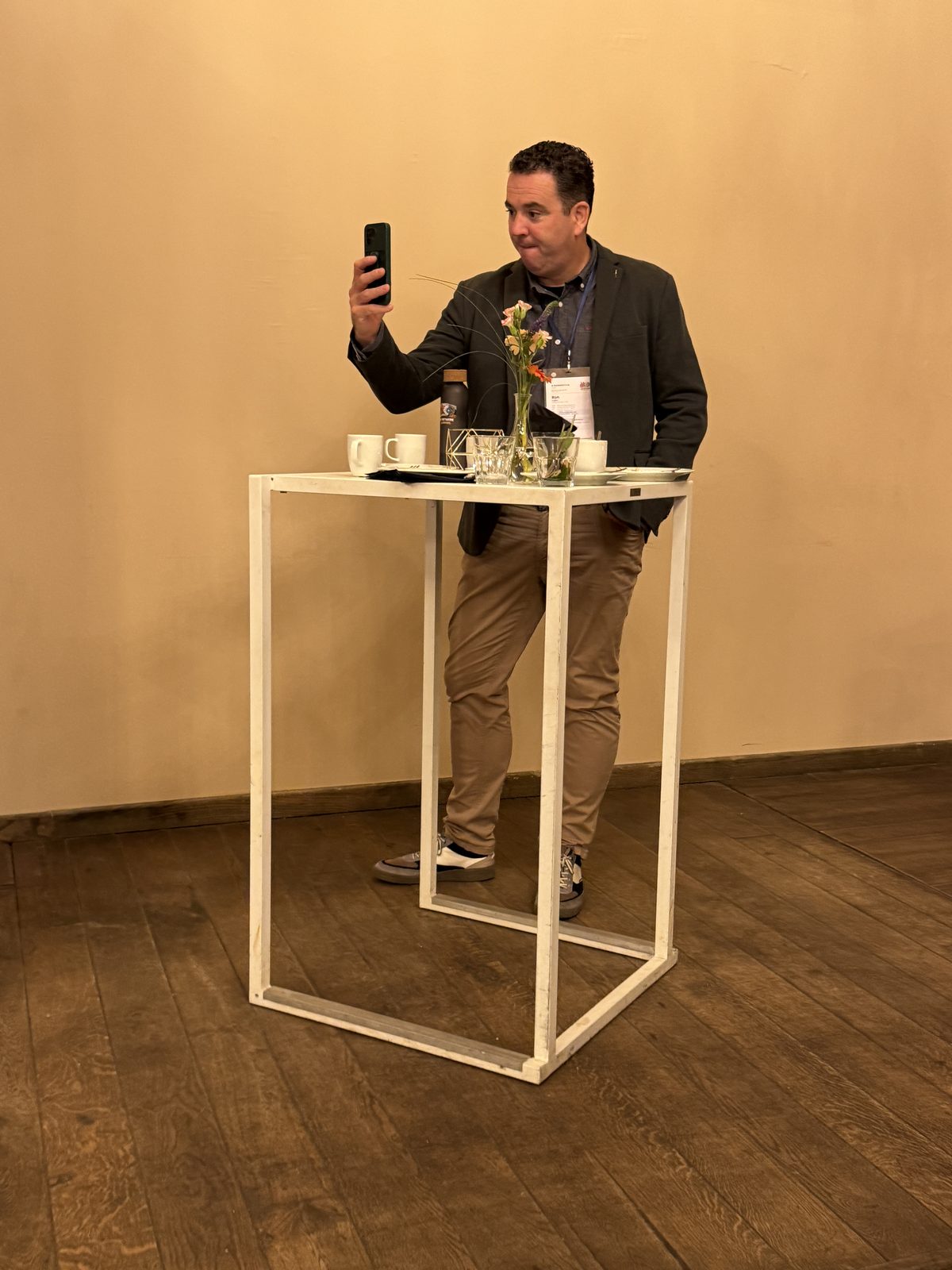 Een spreker aan de statafel